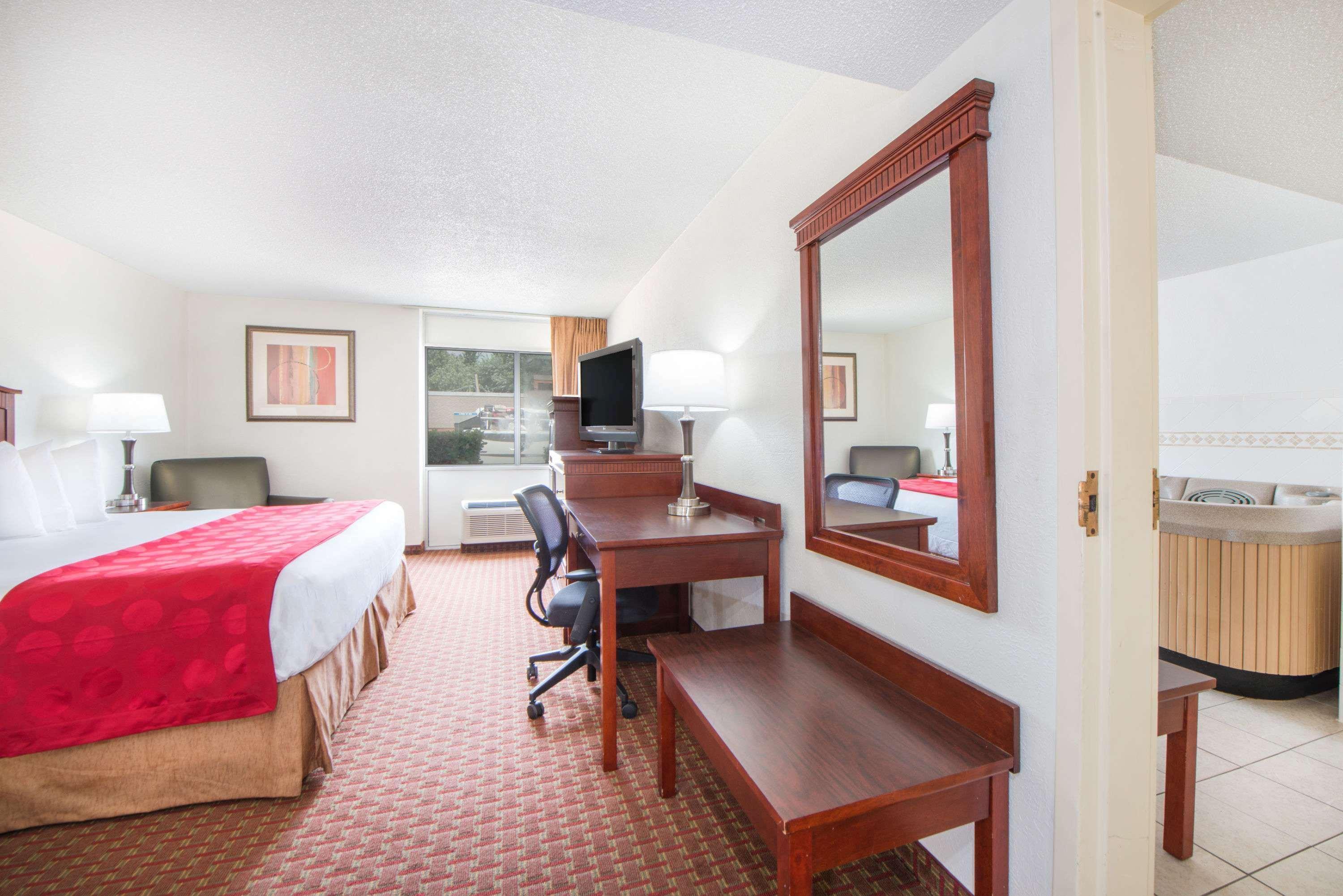 Ramada By Wyndham Hotel Enid