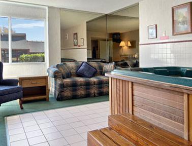 Ramada By Wyndham Hotel Enid